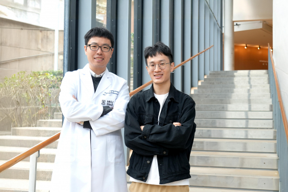 港大醫學院研發出一套心血管疾病風險預測工具，只需通過一次血液檢測，即可準確預測未來罹患六種主要心血管疾病的風險，並可預早15 年發出預警訊號。此研究由張清鵬教授（左）領導。